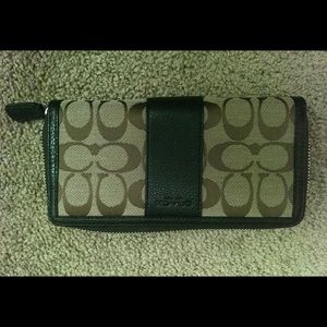 COACH Wallet Outlet Signature Accordion Zip Wallet